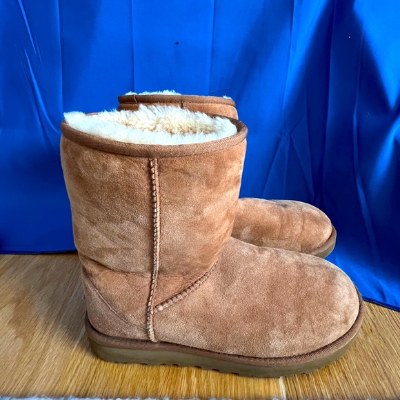 CLASSIC SHORT UGG - CHESTNUT COLOR, SZ 9 - Picture 1 of 4